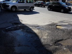 Perdita idrica in via Terme di Traiano