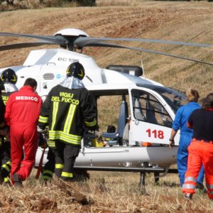 Ciclista cade e batte la testa: è grave