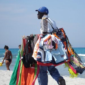 Vu' cumprà sulla spiaggia: giro di vite dei Carabinieri