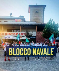 Blocco navale subito: manifestazione di Fratelli d’Italia al centro accoglienza migranti di Orte