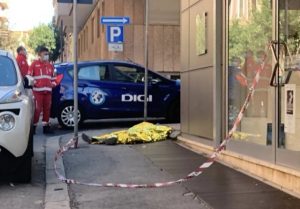 Muore per strada in pieno centro