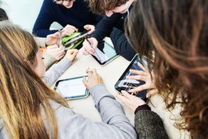 Luoghi chiusi e pc, vista dei bambini a rischio