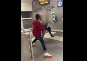 Bacia il compagno e viene aggredito: video