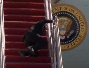 Biden cade 3 volte sulla scaletta dell’Air Force One – Video