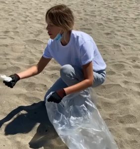 Alessia Marcuzzi ripulisce la spiaggia di Fiumicino