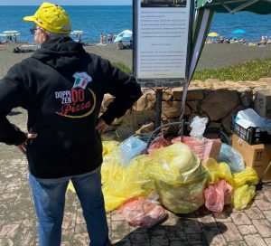 Ladispoli, Scuolambiente e Salviamo il Paesaggio ripuliscono la spiaggia