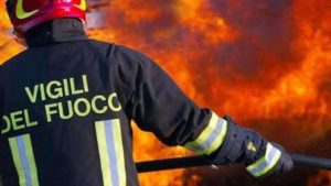 Ceccano – Incendio distrugge legnaia e minaccia casa adiacente