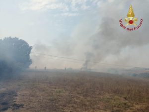Anagni, vasto incendio nell’area della ex polveriera: minacciate la stazione e alcune abitazioni