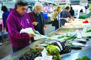 Mercato, in tanti tra i banchi in vista del Natale