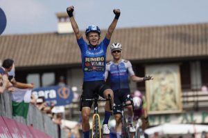 Giro d’Italia: bis di Bouwman sulle montagne friulane, Carapaz resta leader. Domani Pordoi e Marmolada