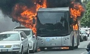 Roma – Autobus in fiamme sulla Salaria, altezza Settebagni