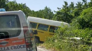 PICO (FR) – Scuolabus con 20 bimbi a bordo finisce fuori strada. Tutti illesi