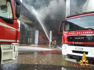 Roma, incendio a Malagrotta