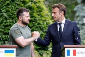 Ucraina, Macron: “Europa al vostro fianco fino alla vittoria”