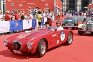 1000 Miglia, ospiti speciali ed entusiasmo alla punzonatura delle auto