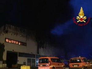 Roma, incendio a Malagrotta: “Chiudete le finestre” – Video