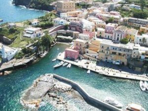 Comunali Ventotene, parroco: “Adinolfi? Qui mai sentito”