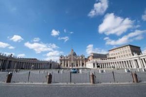 Roma, non si ferma all’alt e sfonda transenne Vaticano: fermato