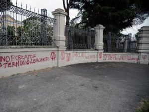 Roma, scritte no vax sui muri dello Spallanzani