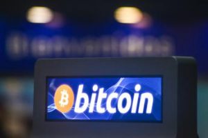 Bitcoin ai minimi da dicembre 2020, sotto i 25mila dollari