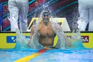 Mondiali nuoto Budapest 2022, Martinenghi oro nei 100 rana