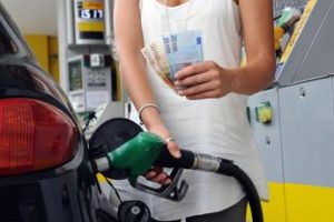 Prezzi carburante, benzina e diesel continuano a salire