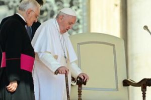 Papa Bergoglio e il ginocchio: “Ora devo andare col bastone”