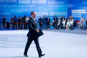 Medvedev: “Leader Ue di basso livello, Draghi non è Berlusconi”