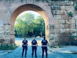 Roma, si stacca parte arco Porta Maggiore