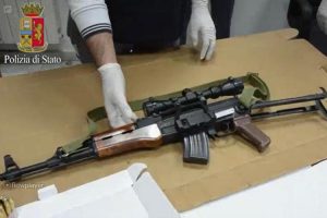 Girava in auto con cinque kalashnikov e dieci granate: condannato a otto anni di carcere