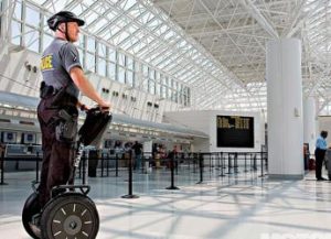 Usa, spari in aeroporto a Dallas: stop ai decolli