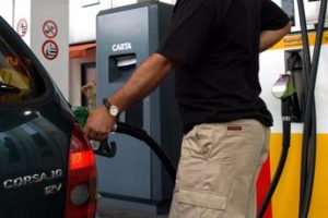 Prezzi benzina e diesel, ancora in calo oggi