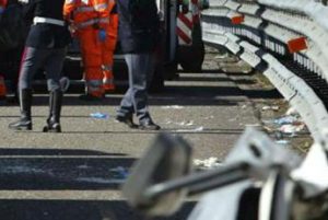 Incidente sulla A4, scontro tra auto e tir: muore donna