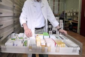 Farmaci generici: “Sono equivalenti ma dalla farmacia ne esce 1 su 5 acquisti”