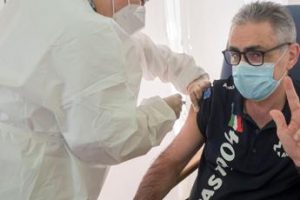 Covid, Pregliasco: “Domani farò quarta dose, importante in questa fase”