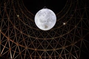 Videocittà illumina il Gazometro con ‘Luna Somnium’ e trasforma il quartiere Ostiense di Roma