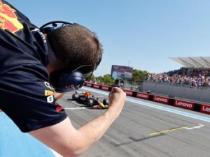 F1 Gp Francia 2022, Leclerc finisce su barriere: vittoria di Verstappen