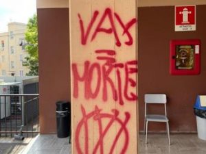 Roma, scritte no vax su muri ambulatorio a Centocelle