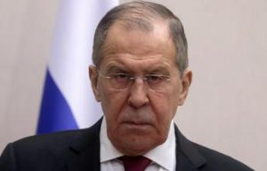 Ucraina, Lavrov: “Usa e Regno Unito ci spingono contro l’Europa”