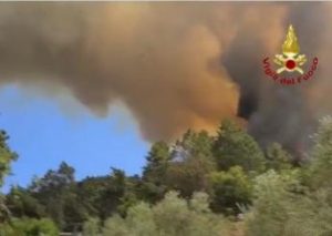 Incendio a Massarosa in Versilia, vento rinforza fiamme: evacuate altre famiglie