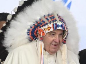 Papa Bergoglio ‘indiano’, si fa mettere il copricapo tradizionale