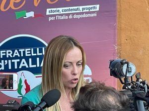 Meloni: “No scherzi, questa legislatura è finita”. Bagno di folla per la leader di FdI a Palombara Sabina