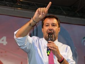 Crisi governo, Salvini: “Impossibile governare con Pd, pensa a droga e immigrati”