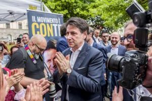 Crisi governo, assemblea congiunta M5S: prevale linea Conte