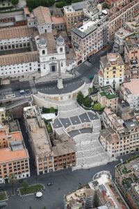 Roma, rischia fino a 5 anni di carcere l’ingegnere saudita che scese da Trinità de’ Monti con la Maserati