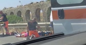 Tarquinia – Con lo scooter contro il guardrail: morta la donna di 61 anni