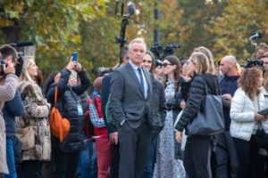 Facebook e Instagram rimuovono account ong no vax di Robert Kennedy Jr