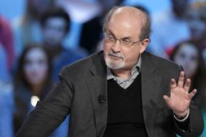 Salman Rushdie, aggressore compare in giudizio e si dichiara non colpevole