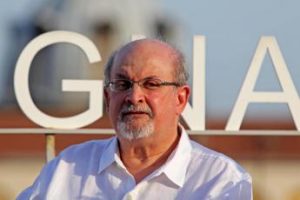 Salman Rushdie, chi è l’assalitore