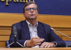 Elezioni 2022, Calenda: “Meloni vergognati, immorale postare video stupro”